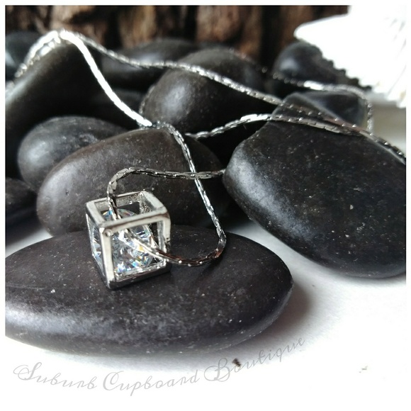 ✨Dainty Magic Cube Rhinestone necklace 18k GP - Picture 2 of 6